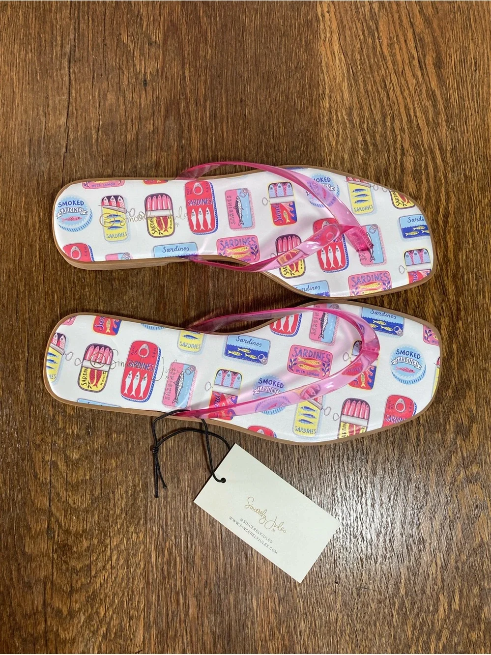 NWT Sincerely Jules Sardine-print jelly flip-flops with pink straps Women’s 7.5